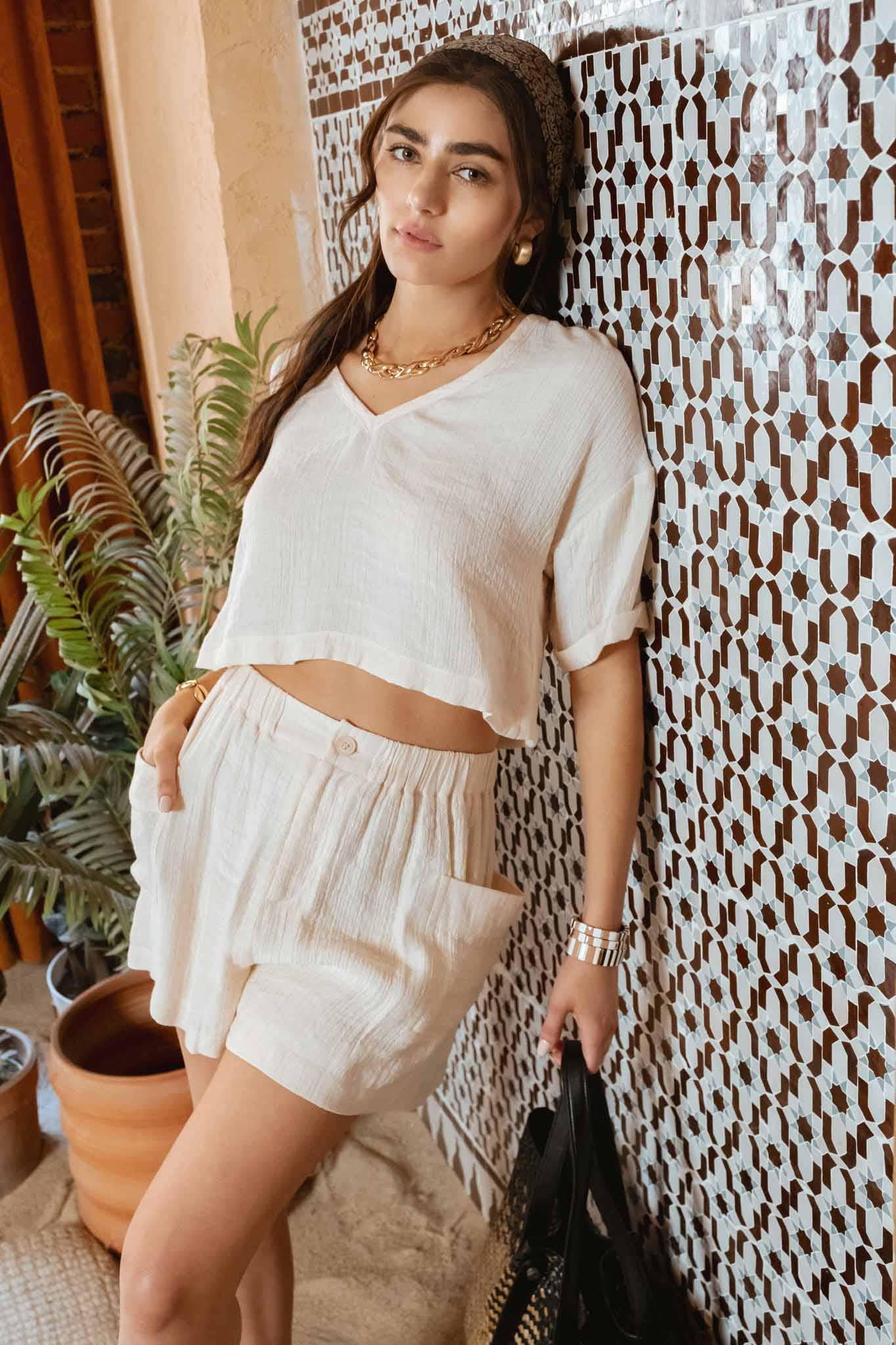 CRINKLE KNIT V NECK BOXY CROP TOP: WHITE Blu Pepper